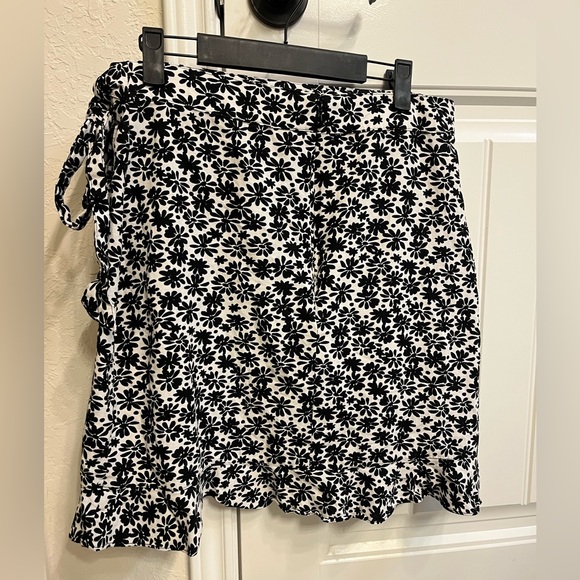 LOFT Flower wrapped skirt! - Picture 3 of 3